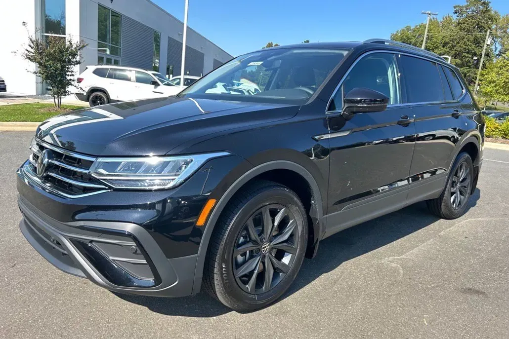 2024 Volkswagen Tiguan SE photo 1