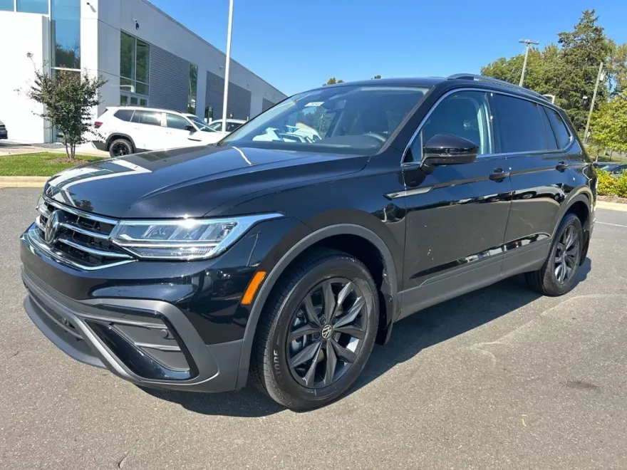 2024 Volkswagen Tiguan SE photo 1
