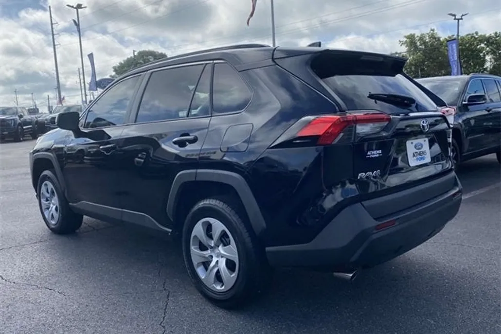 2021 Toyota RAV4 LE photo 1