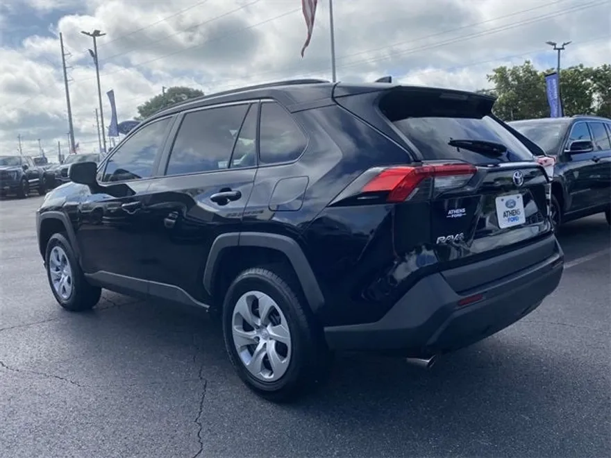 2021 Toyota RAV4 LE photo 1