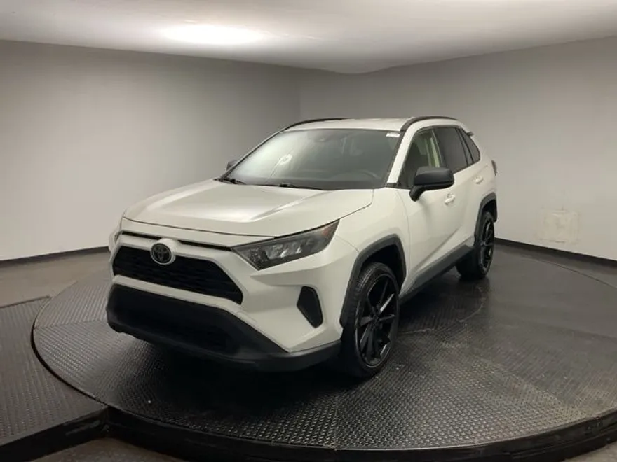 2019 Toyota RAV4 LE photo 1