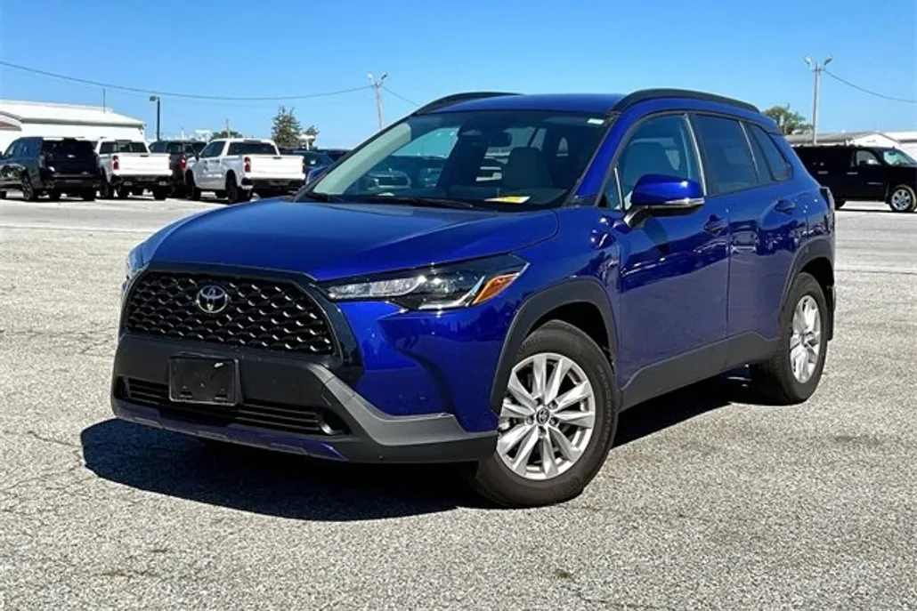 2024 Toyota Corolla Cross LE photo 1