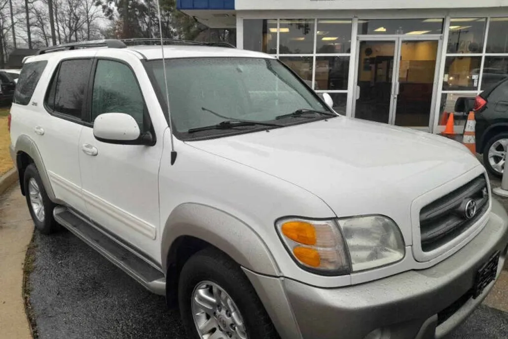2004 Toyota Sequoia SR5 photo 1