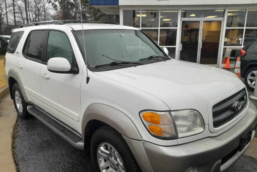 2004 Toyota Sequoia SR5 photo 1