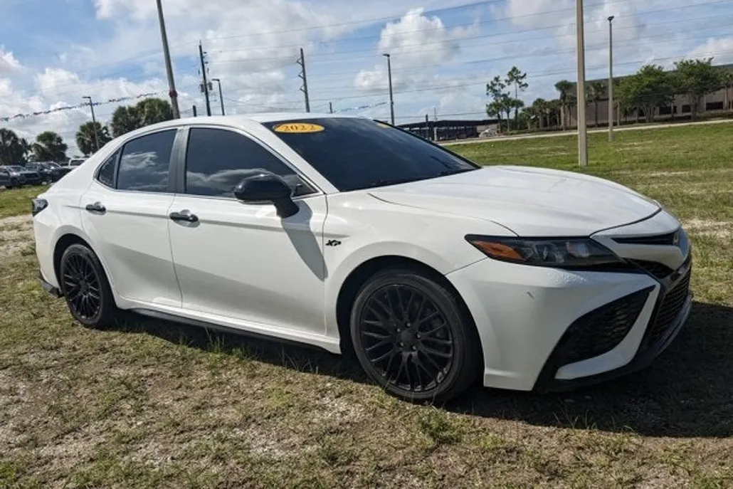 2022 Toyota Camry SE photo 1