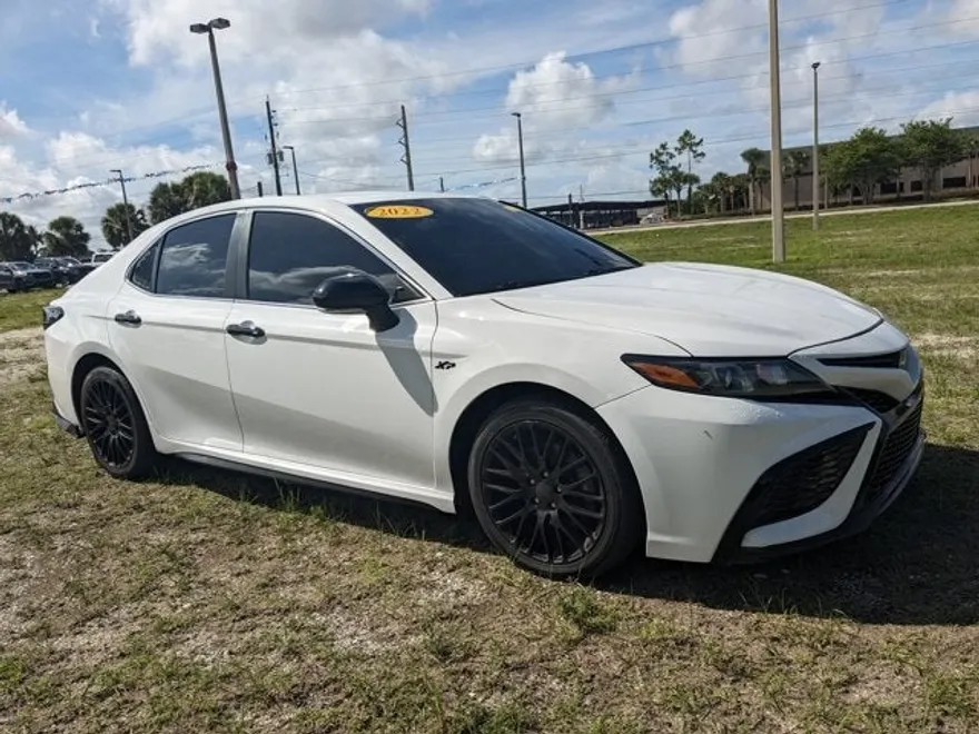 2022 Toyota Camry SE photo 1