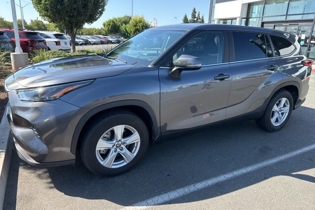 2023 Toyota Highlander L photo 1