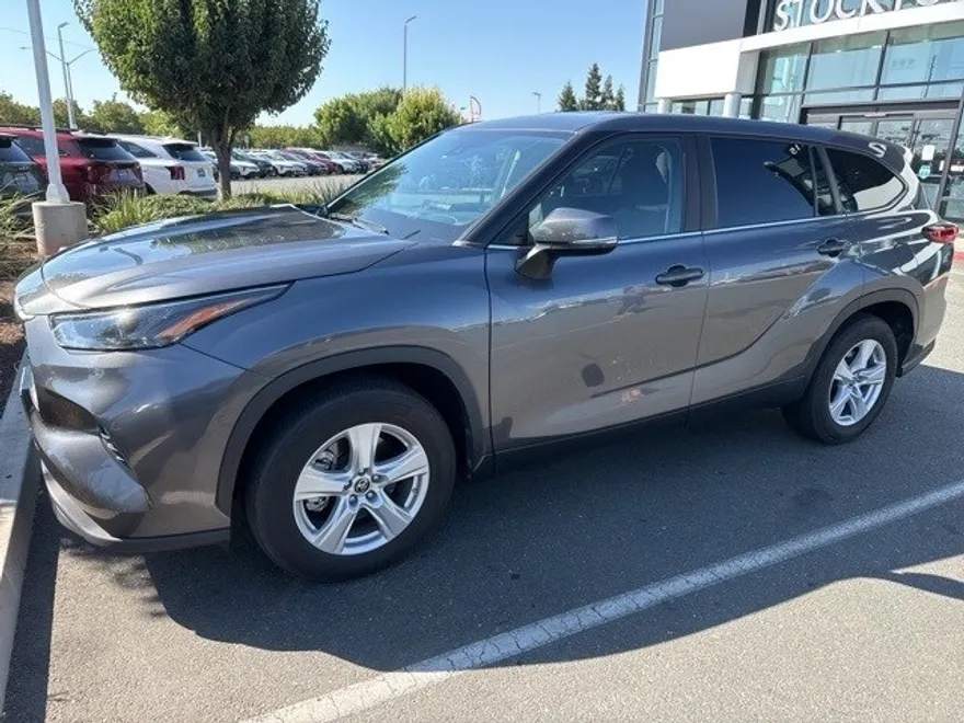 2023 Toyota Highlander L photo 1