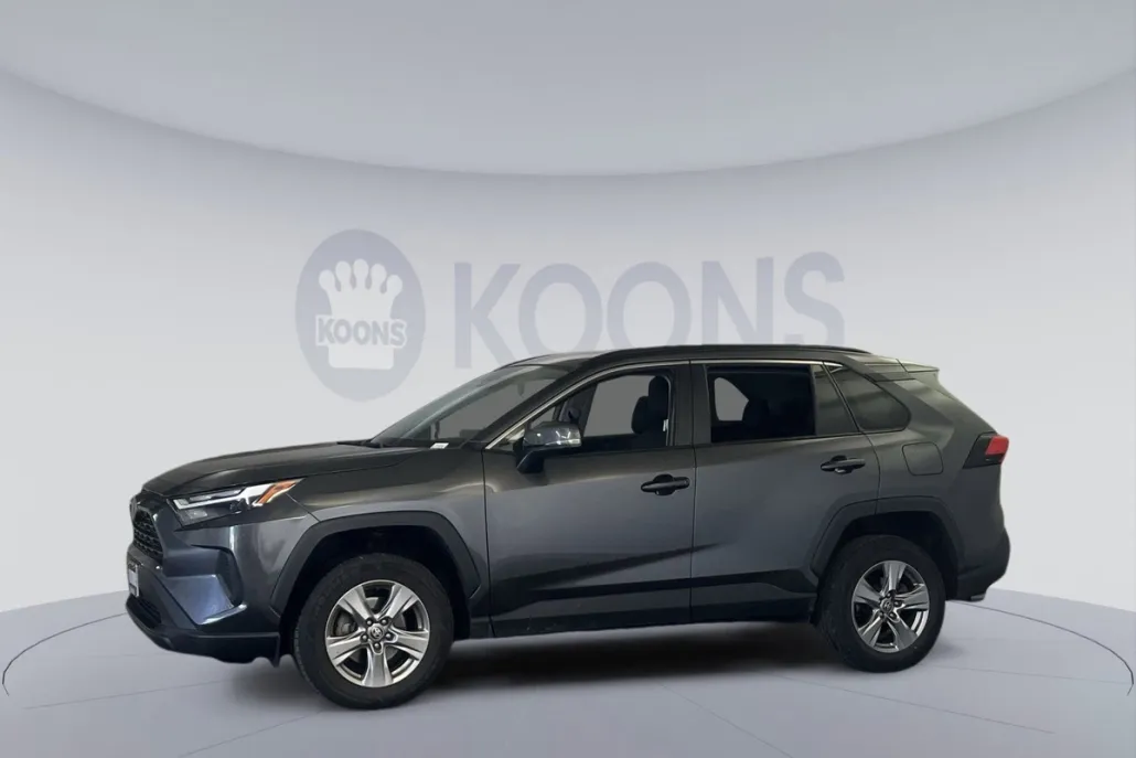 2023 Toyota RAV4 XLE photo 1