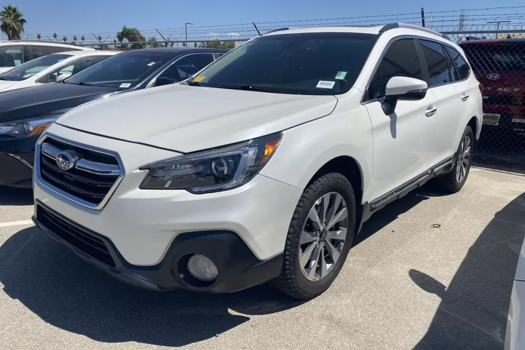 2019 Subaru Outback Touring photo 1