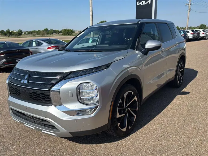 2024 Mitsubishi Outlander SE photo 1