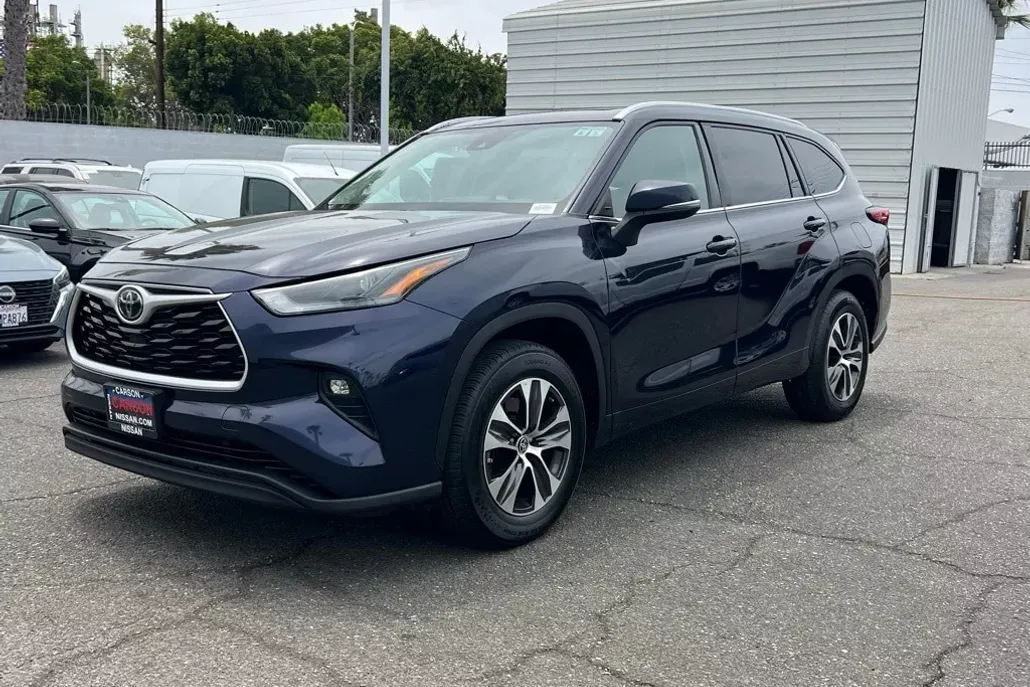 2022 Toyota Highlander XLE photo 1