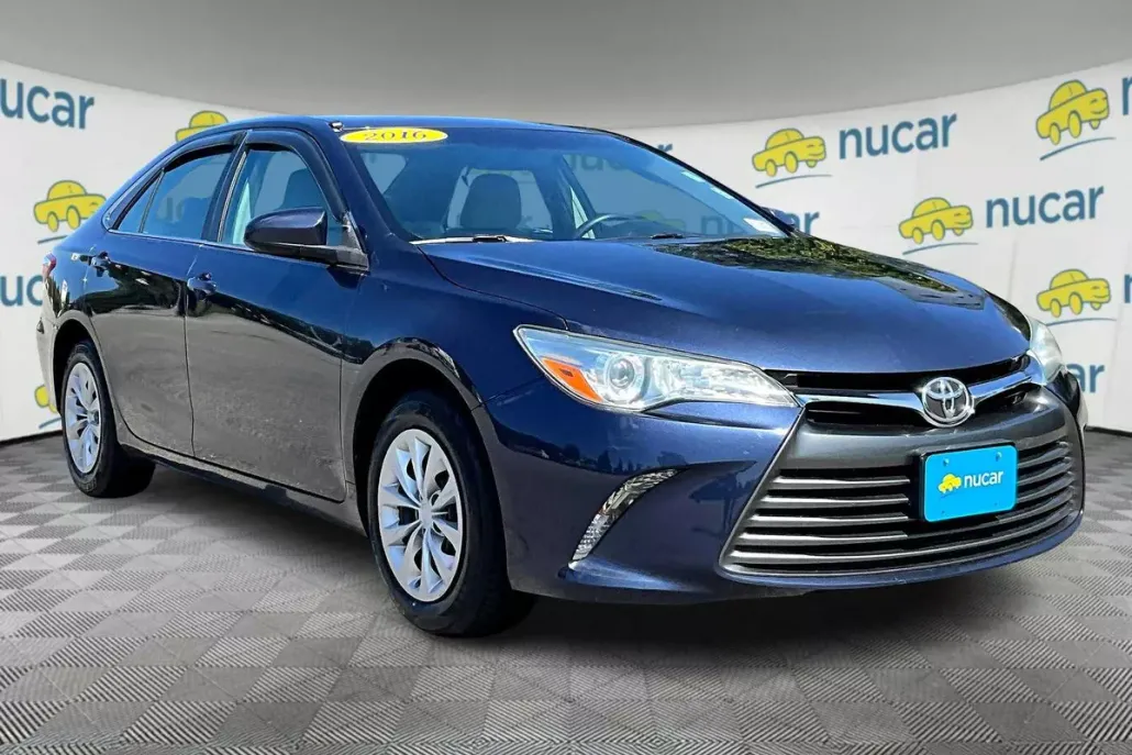 2016 Toyota Camry LE photo 1