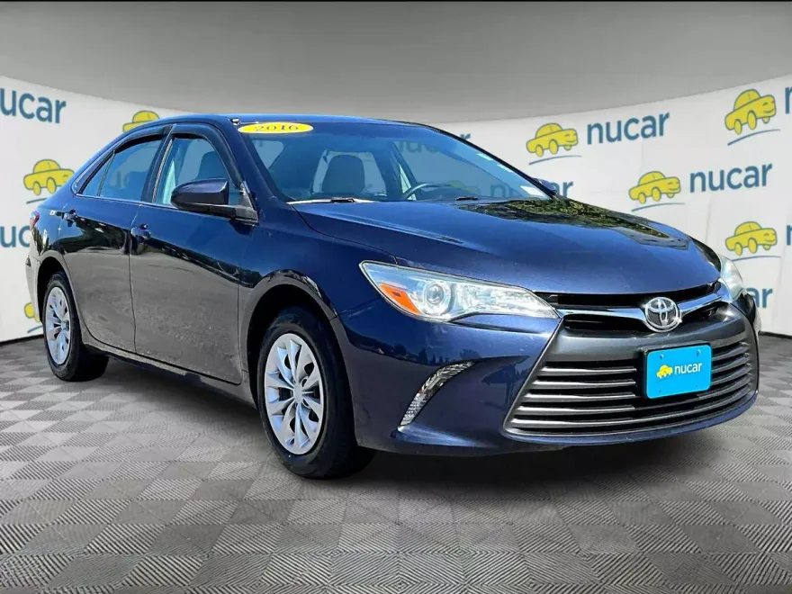 2016 Toyota Camry LE photo 1