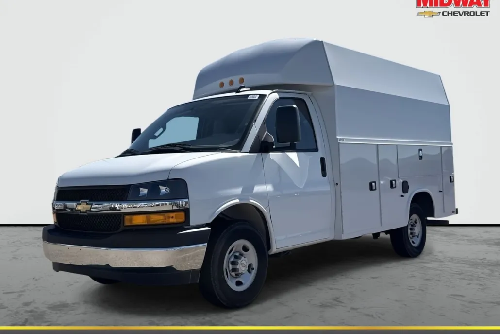 2024 Chevrolet Express Cutaway 3500 photo 1