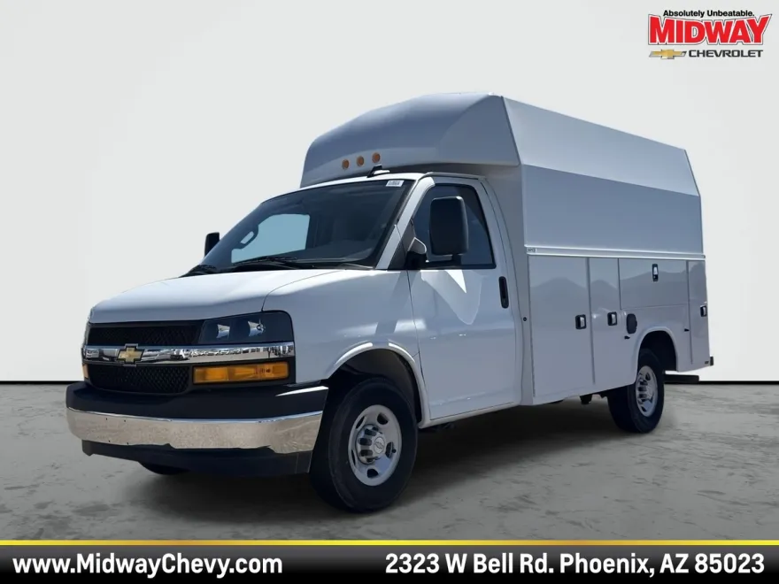 2024 Chevrolet Express Cutaway 3500 photo 1