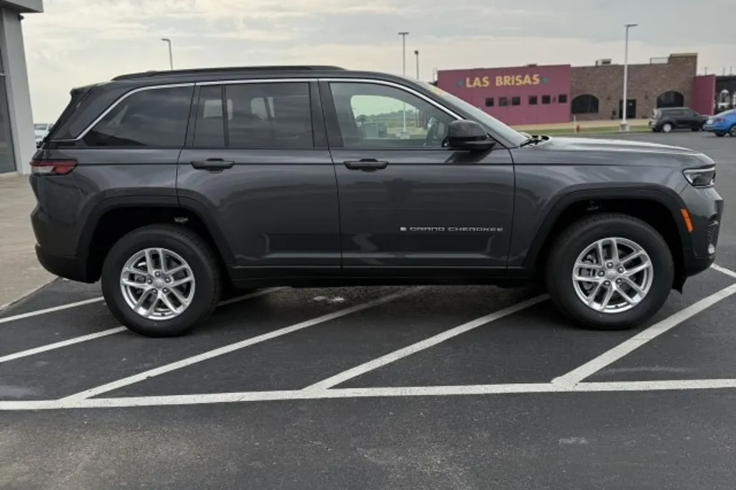 2025 Jeep Grand Cherokee Laredo photo 1