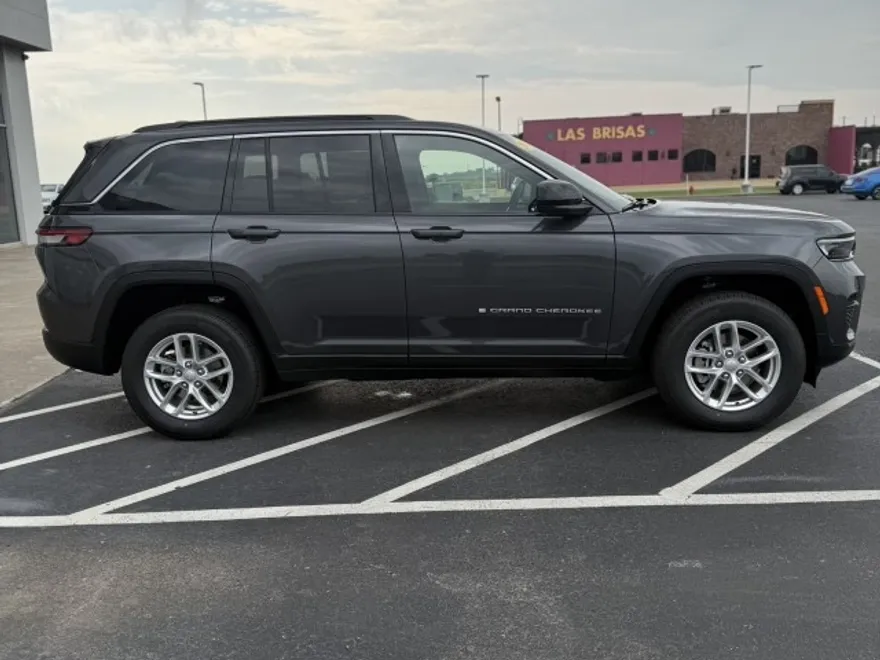 2025 Jeep Grand Cherokee Laredo photo 1