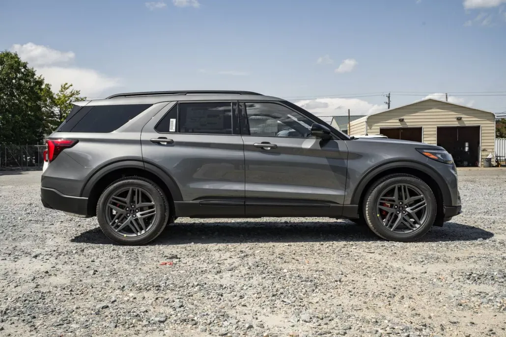 2025 Ford Explorer ST photo 1
