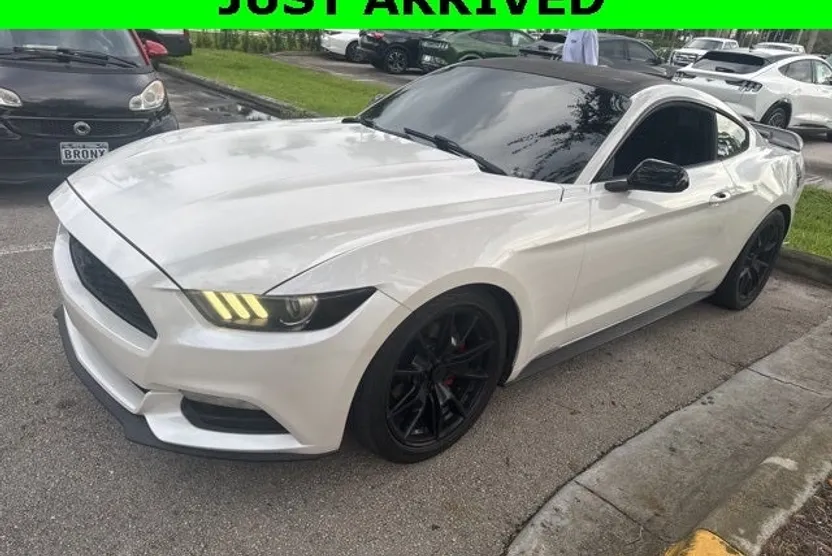 2017 Ford Mustang V6 photo 1