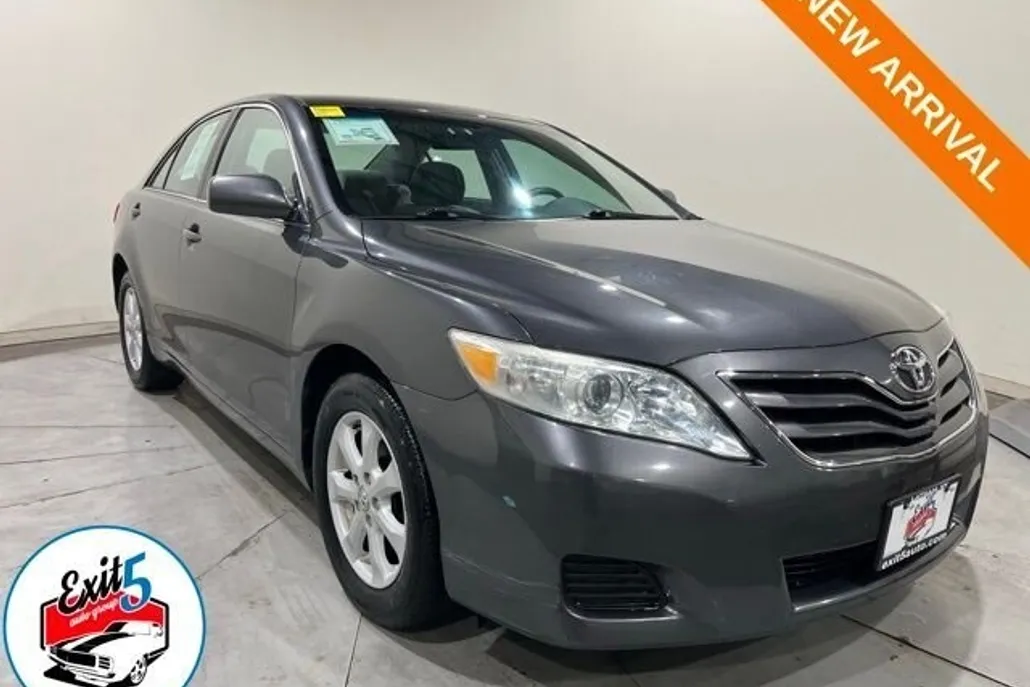 2011 Toyota Camry LE photo 1