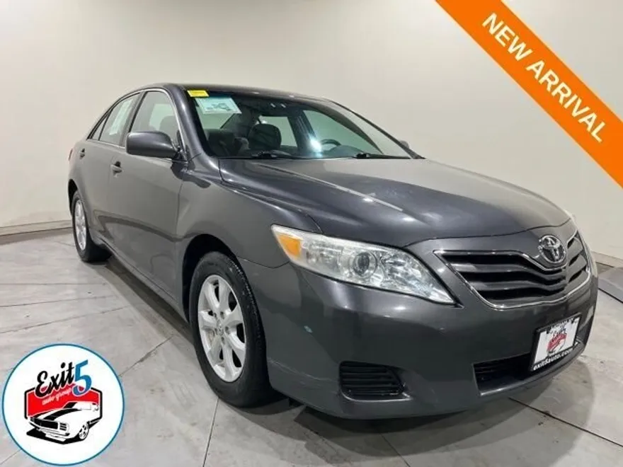 2011 Toyota Camry LE photo 1