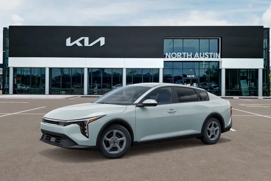 2025 Kia K4 LXS photo 1