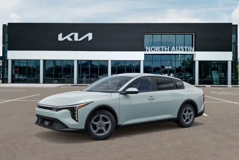 2025 Kia K4 LXS photo 1