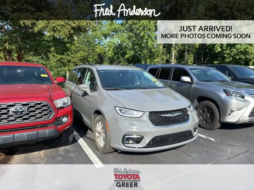 2022 Chrysler Pacifica Touring L photo 1