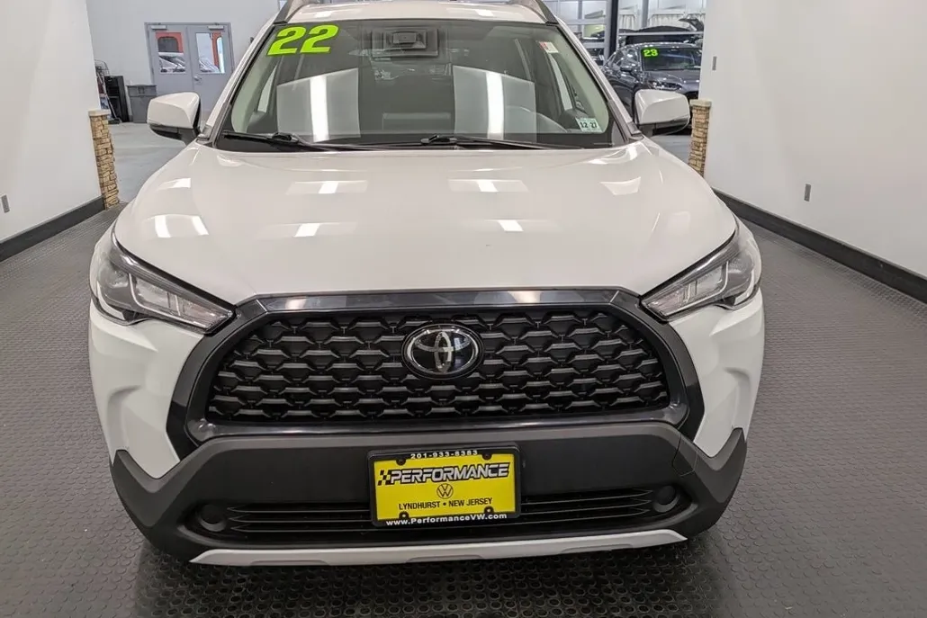 2022 Toyota Corolla Cross LE photo 1