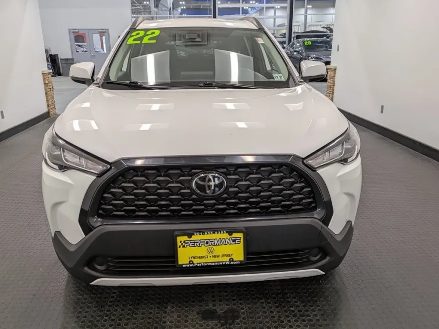2022 Toyota Corolla Cross LE photo 1