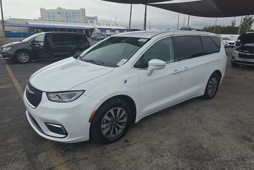 2022 Chrysler Pacifica Hybrid Touring L photo 1
