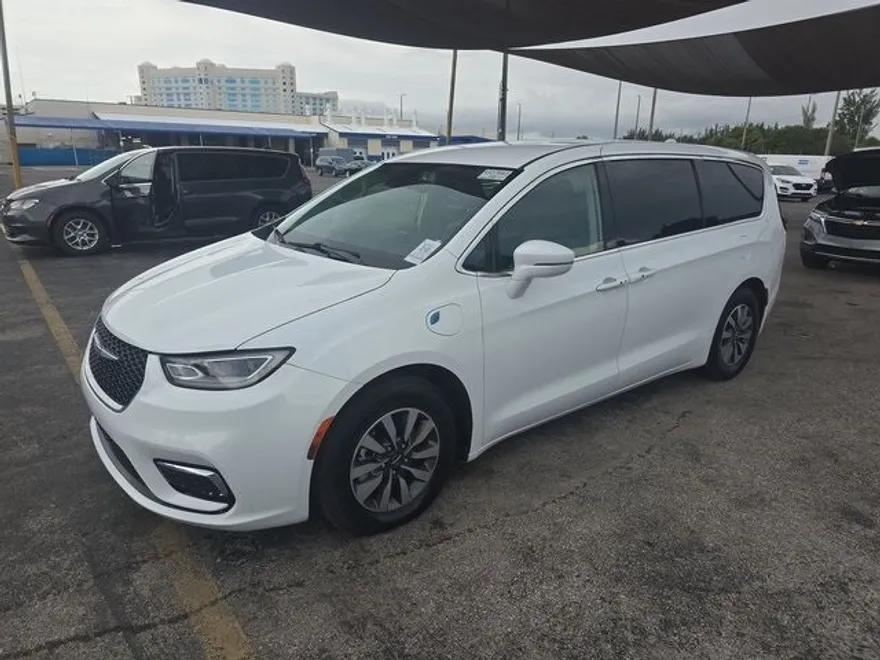 2022 Chrysler Pacifica Hybrid Touring L photo 1