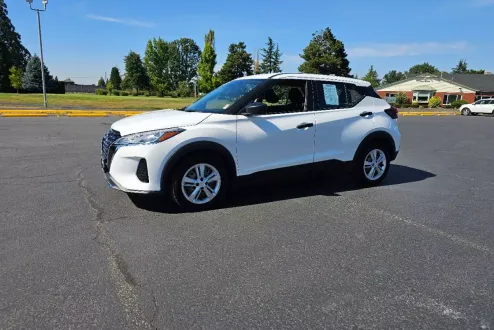 2023 Nissan Kicks S photo 2