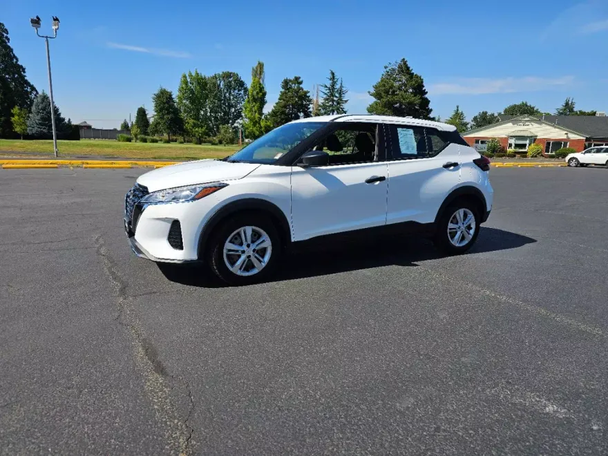 2023 Nissan Kicks S photo 2