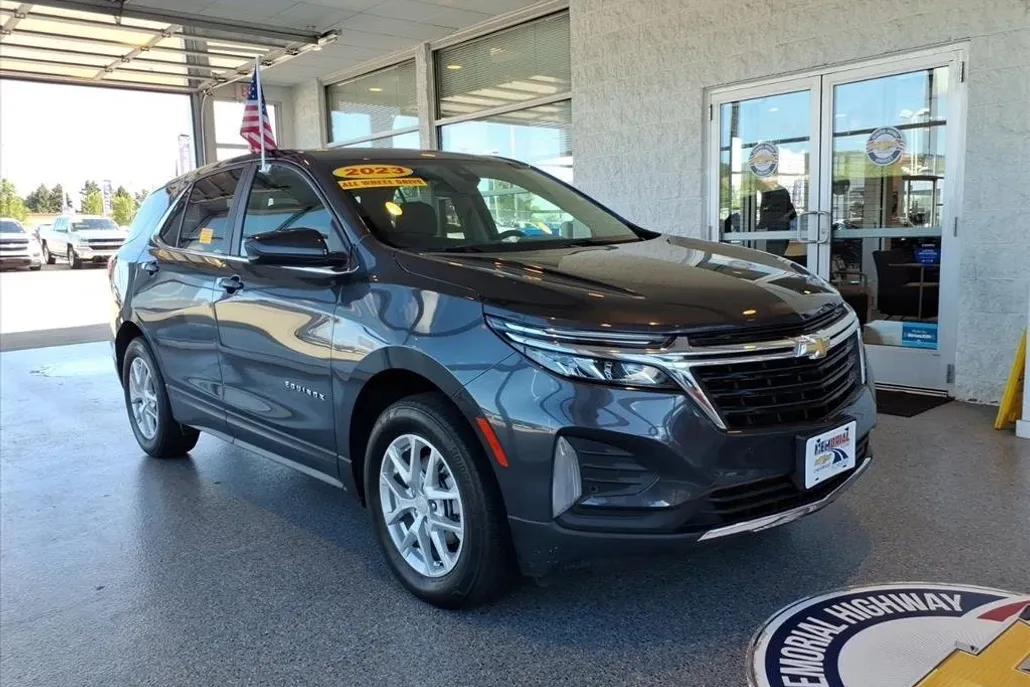 2023 Chevrolet Equinox LT photo 1