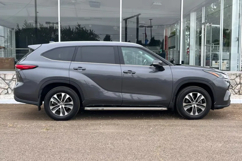 2021 Toyota Highlander XLE photo 1