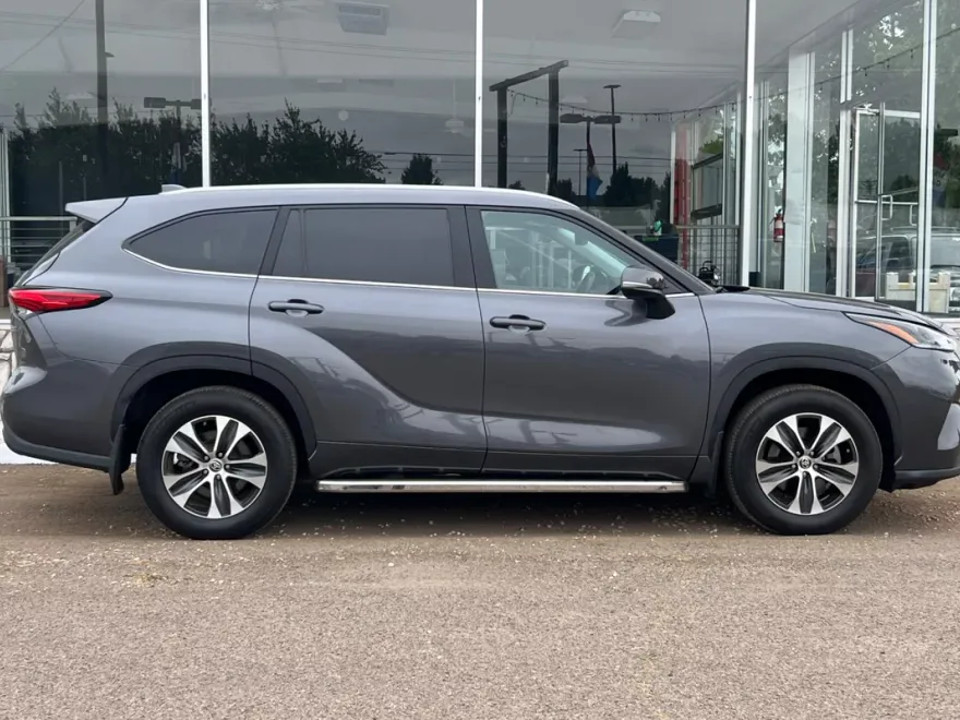 2021 Toyota Highlander XLE photo 1
