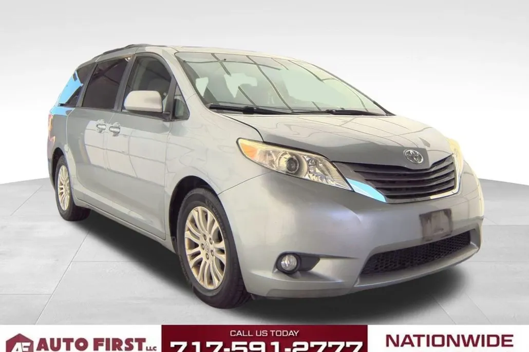 2011 Toyota Sienna XLE photo 1
