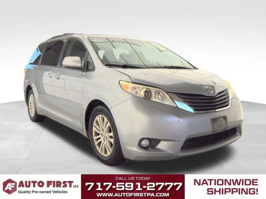 2011 Toyota Sienna XLE photo 1