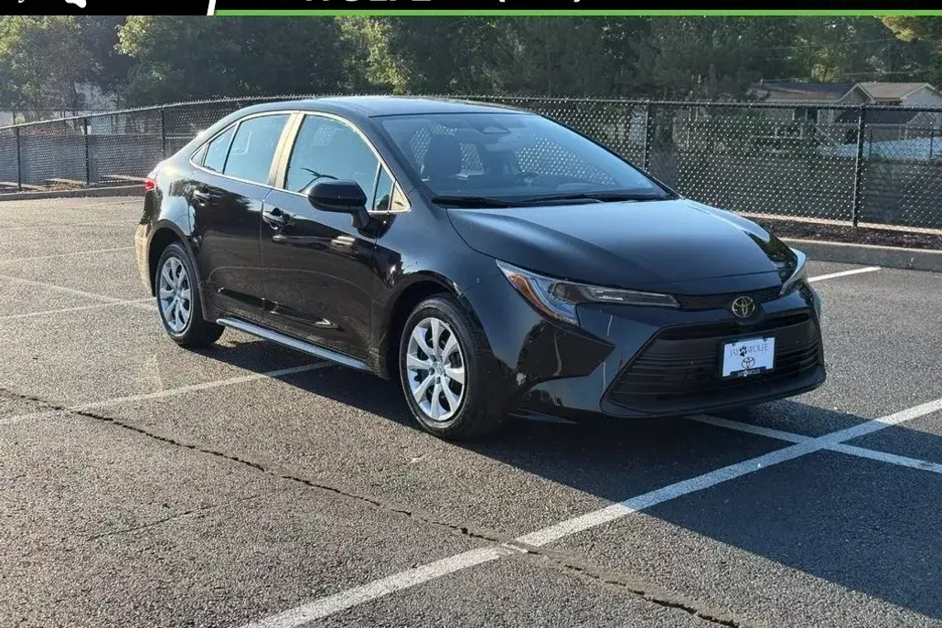2025 Toyota Corolla LE photo 1
