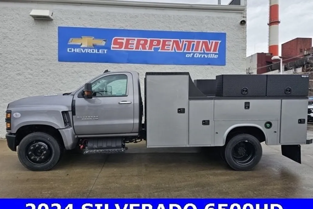 2024 Chevrolet Silverado 6500HD LT photo 1