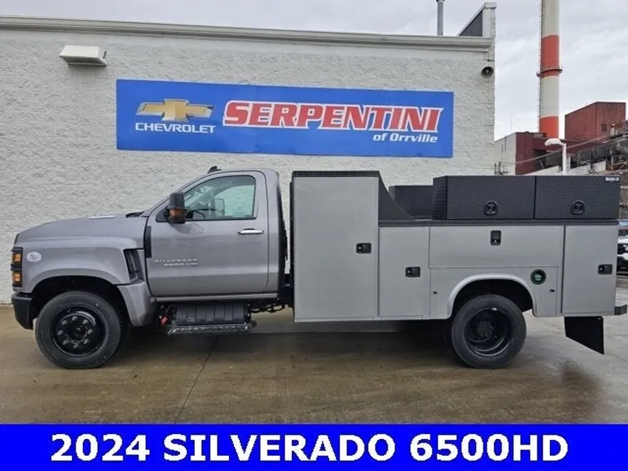 2024 Chevrolet Silverado 6500HD LT photo 1