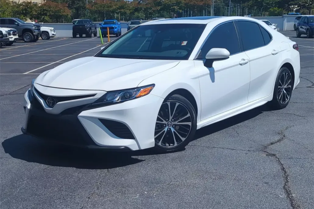 2019 Toyota Camry SE photo 1