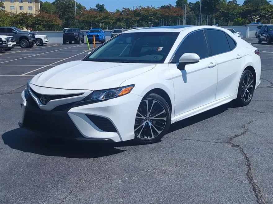 2019 Toyota Camry SE photo 1