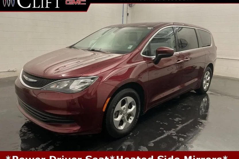2017 Chrysler Pacifica LX photo 1