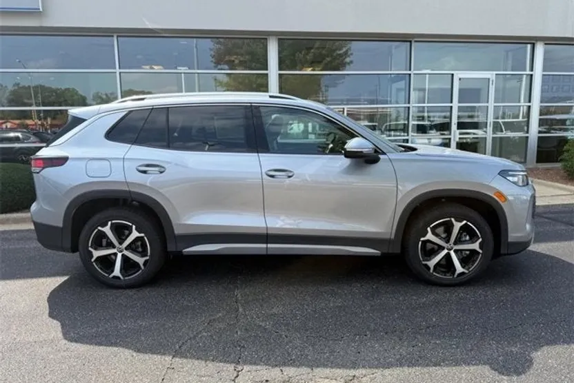 2025 Volkswagen Tiguan SE photo 1