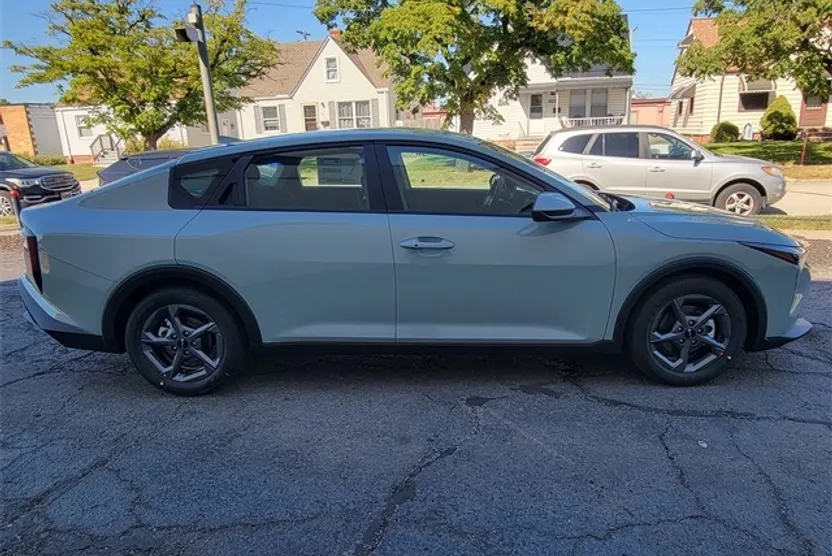 2025 Kia K4 LXS photo 1