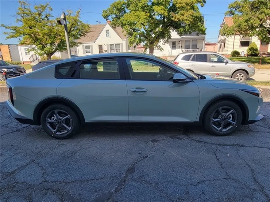 2025 Kia K4 LXS photo 1