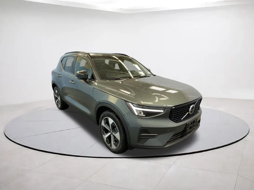 2026 Volvo XC40 Core photo 1